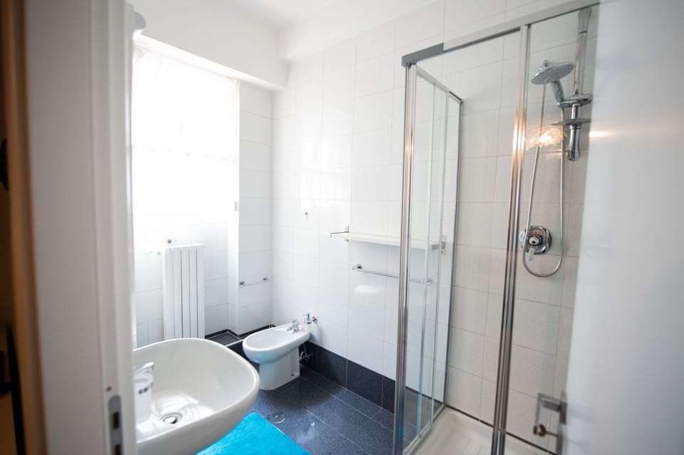 Comfort Double Room, Private Bathroom | Bathroom | Shower, free toiletries, hair dryer, bidet