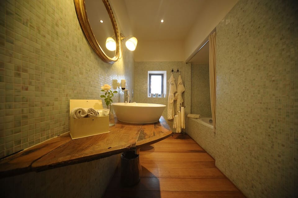 Deluxe Double or Twin Room | Bathroom | Free toiletries, hair dryer, bidet, towels