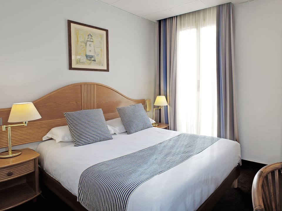 Double Room, Balcony | Premium bedding, in-room safe, desk, blackout drapes