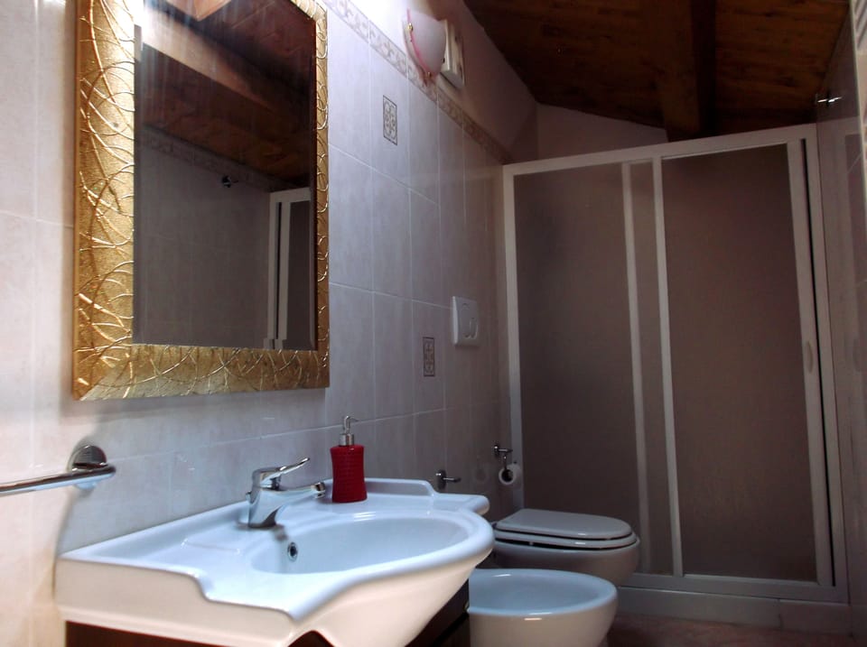 Comfort Double or Twin Room | Bathroom | Shower, rainfall showerhead, free toiletries, hair dryer
