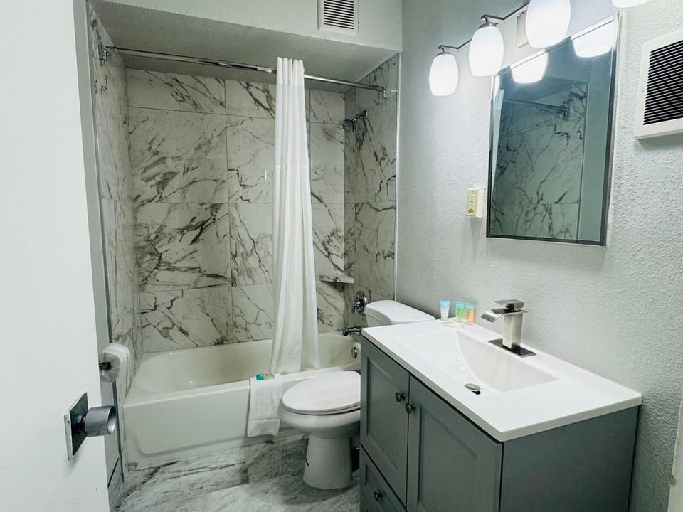 Combined shower/tub, hair dryer, towels