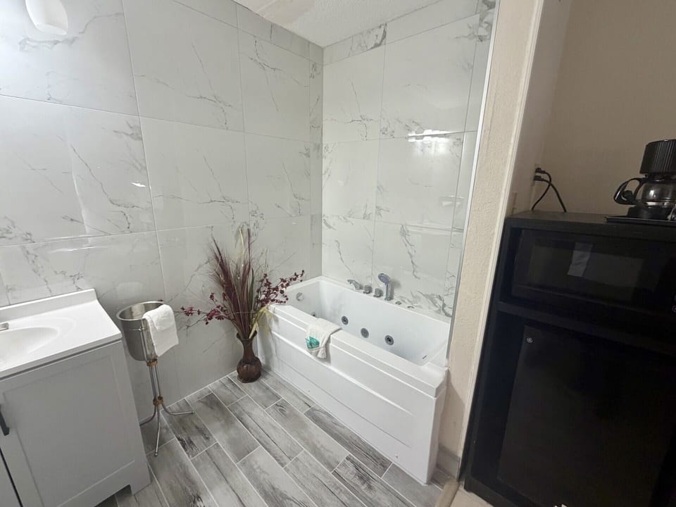 Deluxe Suite, 1 King Bed, Non Smoking, Hot Tub | Jetted tub