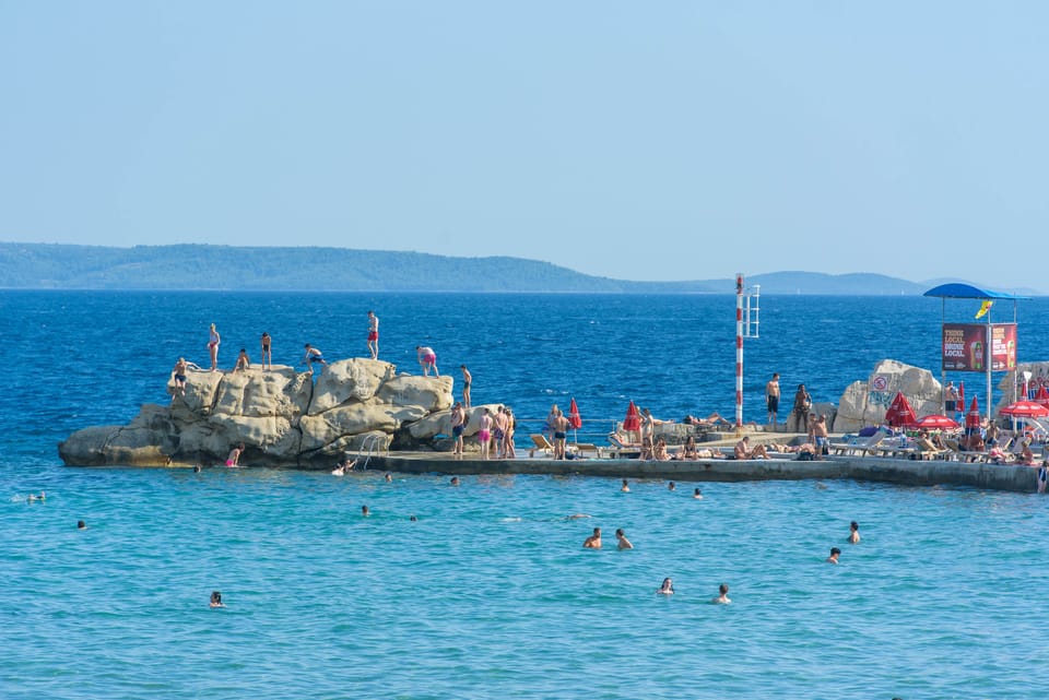 Beach nearby, sun loungers, beach umbrellas, 3 beach bars