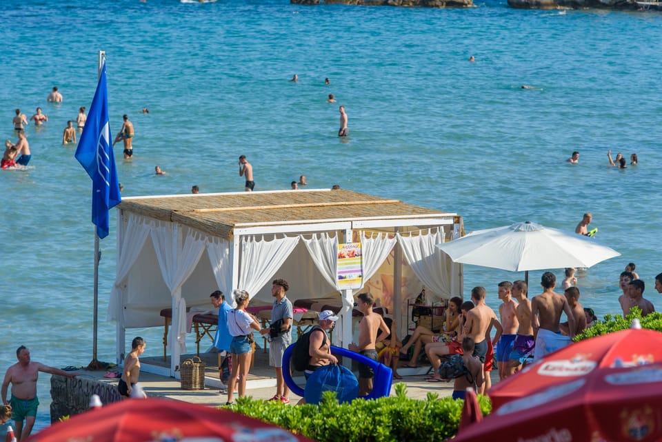 Beach nearby, sun loungers, beach umbrellas, 3 beach bars