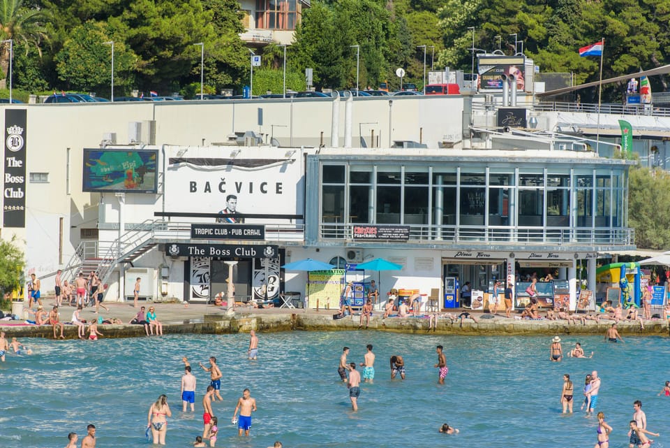 Beach nearby, sun loungers, beach umbrellas, 3 beach bars