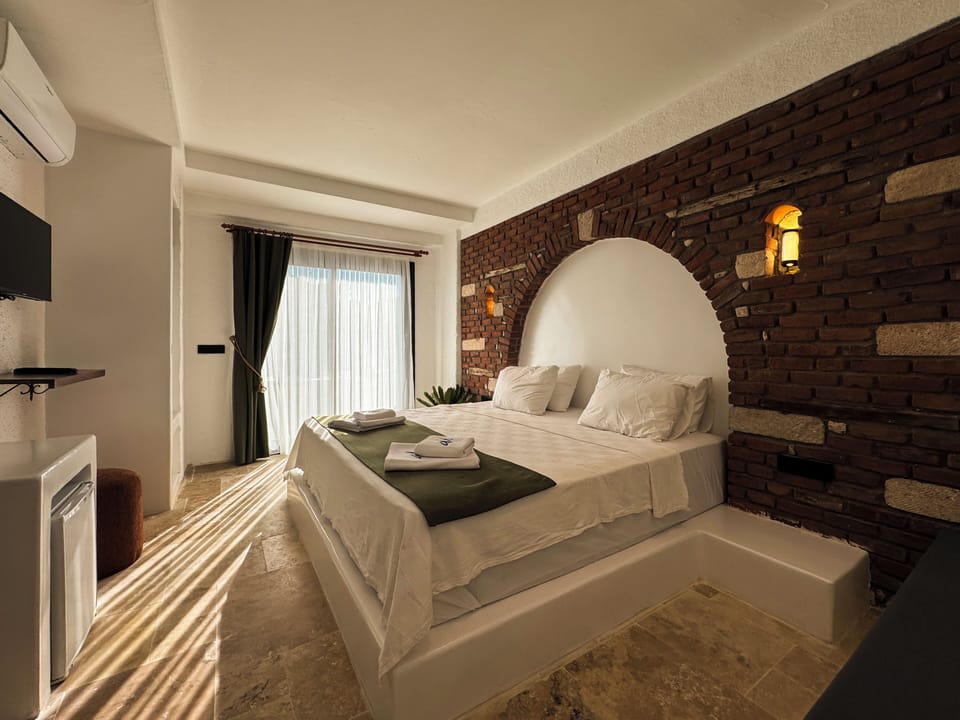 Traditional Room | Premium bedding, down comforters, minibar, individually decorated