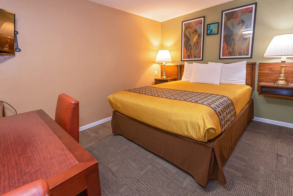 Economy Single Room, 1 Queen Bed, Refrigerator & Microwave | Desk, soundproofing, WiFi (free), bed sheets