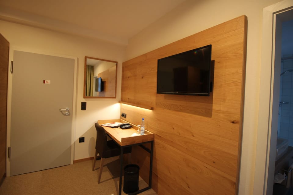 Comfort Single Room | In-room safe, desk, iron/ironing board, free WiFi