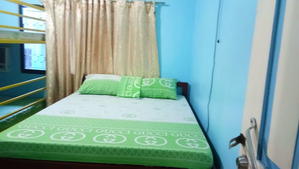 WiFi (free), bed sheets