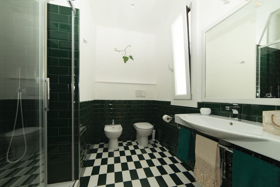 Design Suite, Non Smoking | Bathroom | Shower, free toiletries, hair dryer, slippers