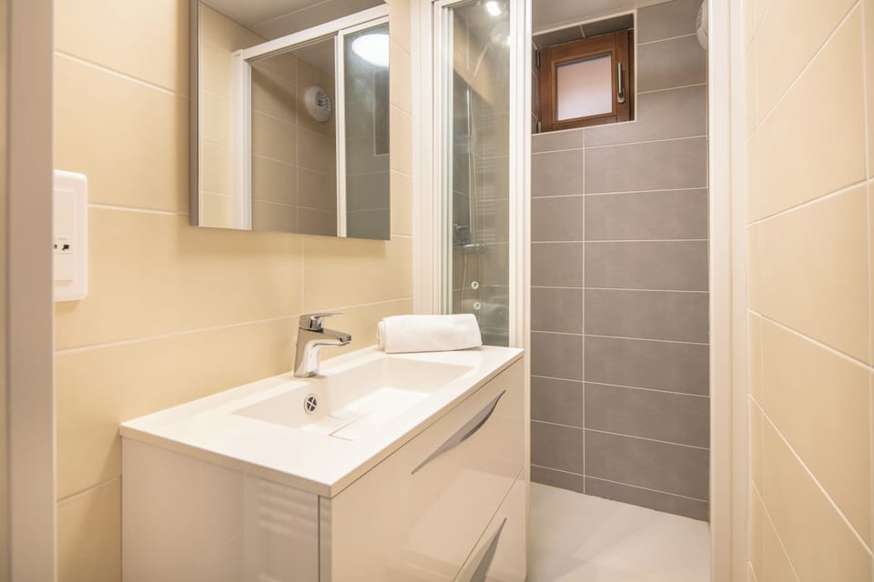 Shower, towels