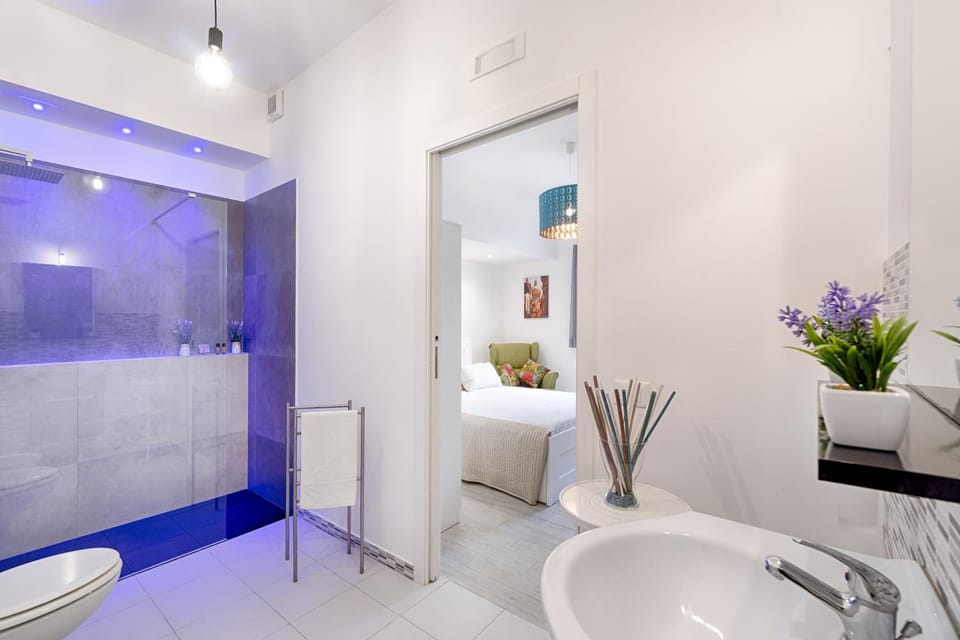Combined shower/tub, jetted tub, free toiletries, hair dryer