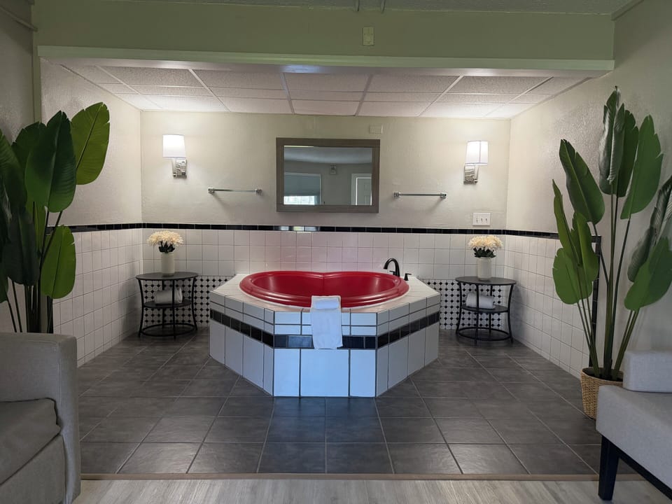 Luxury Suite, 1 King Bed with Sofa bed | Private spa tub