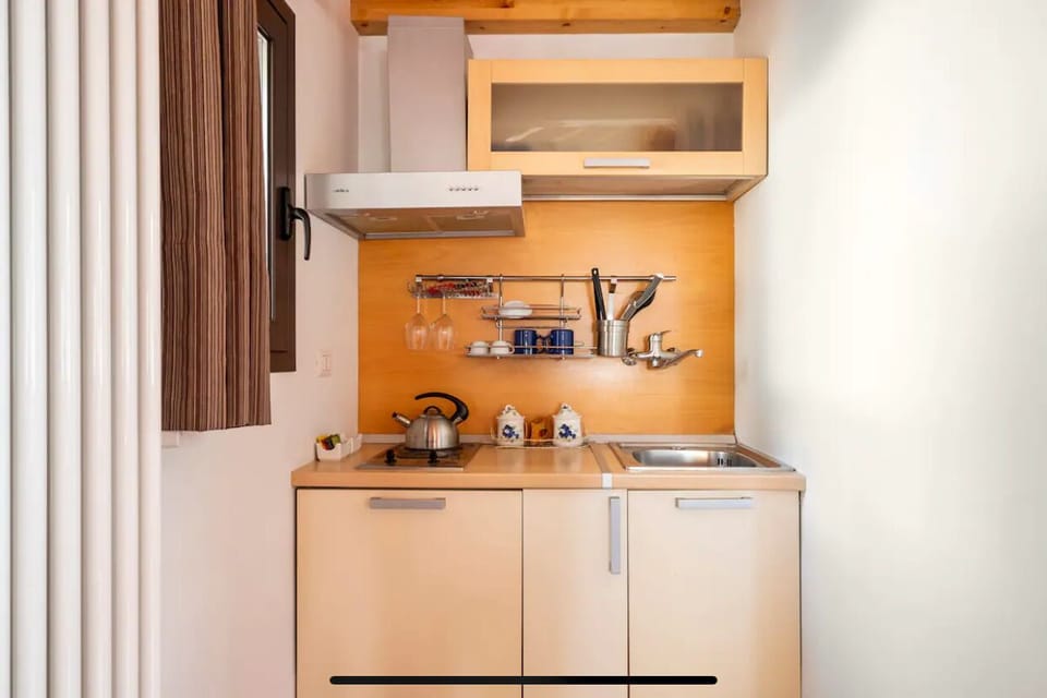 Studio, Garden View | Private kitchen | Electric kettle, cookware/dishes/utensils
