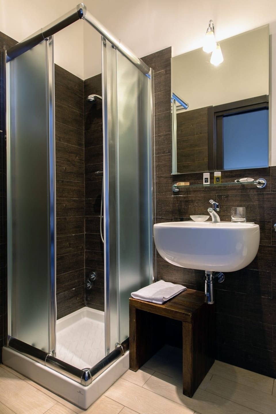 Superior Double Room | Bathroom | Shower, free toiletries, hair dryer, slippers