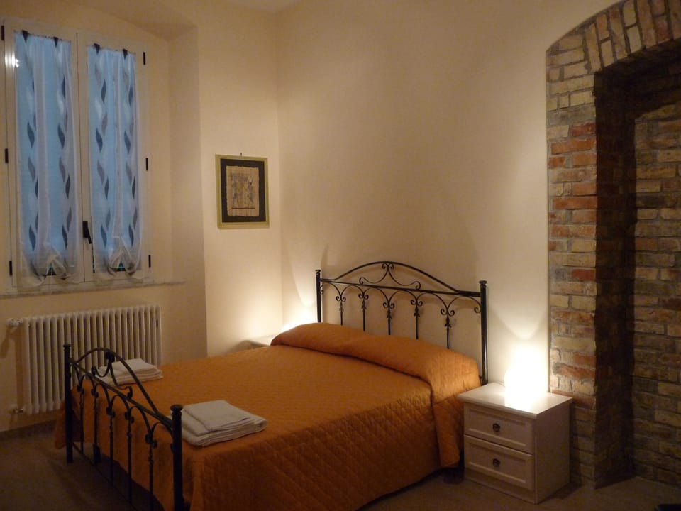 Deluxe Quadruple Room | Desk, soundproofing, iron/ironing board (on request), WiFi (free)