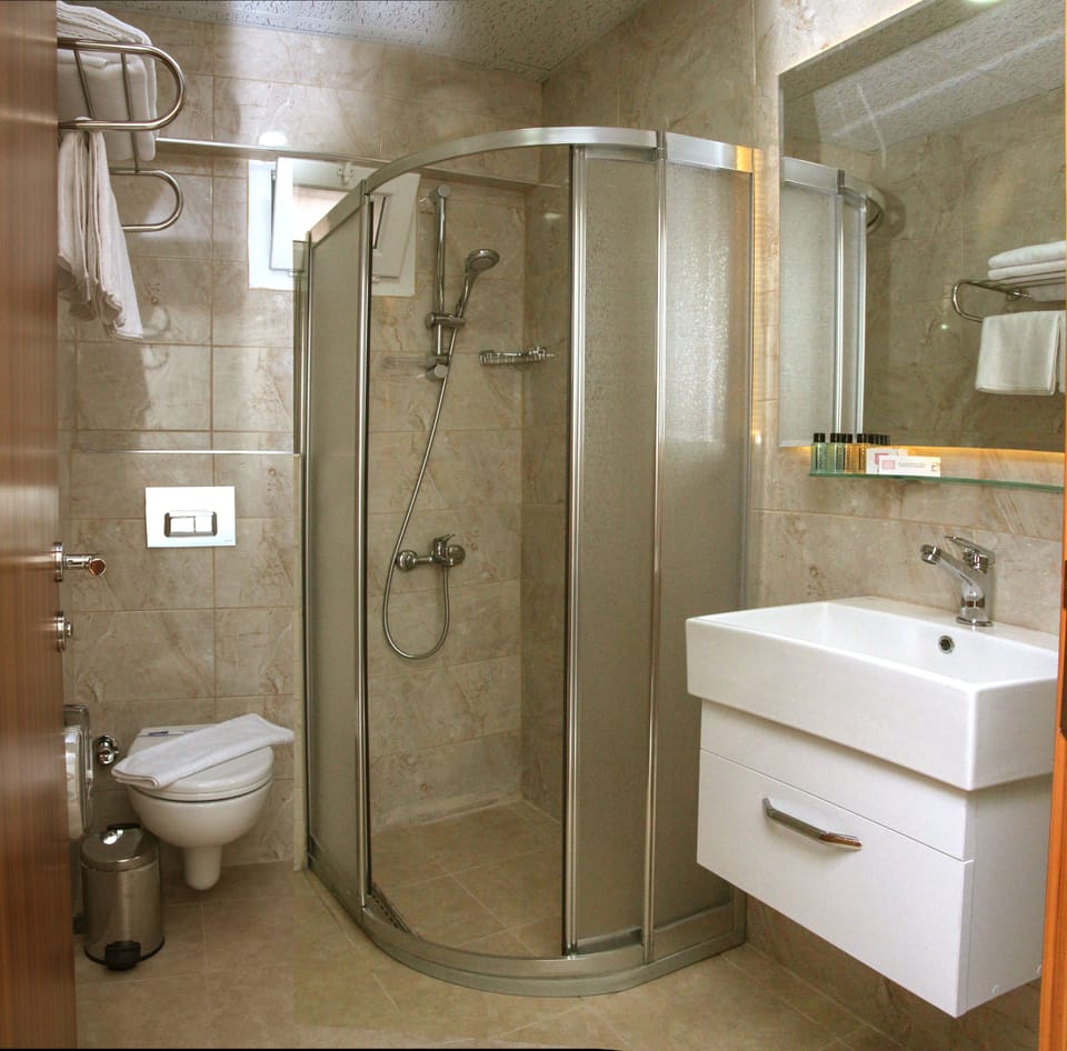 Family Room | Bathroom | Shower, free toiletries, hair dryer, slippers