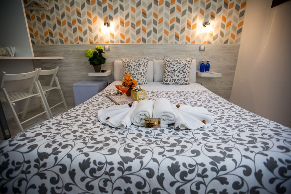 Basic Double Room | Desk, soundproofing, free WiFi, bed sheets