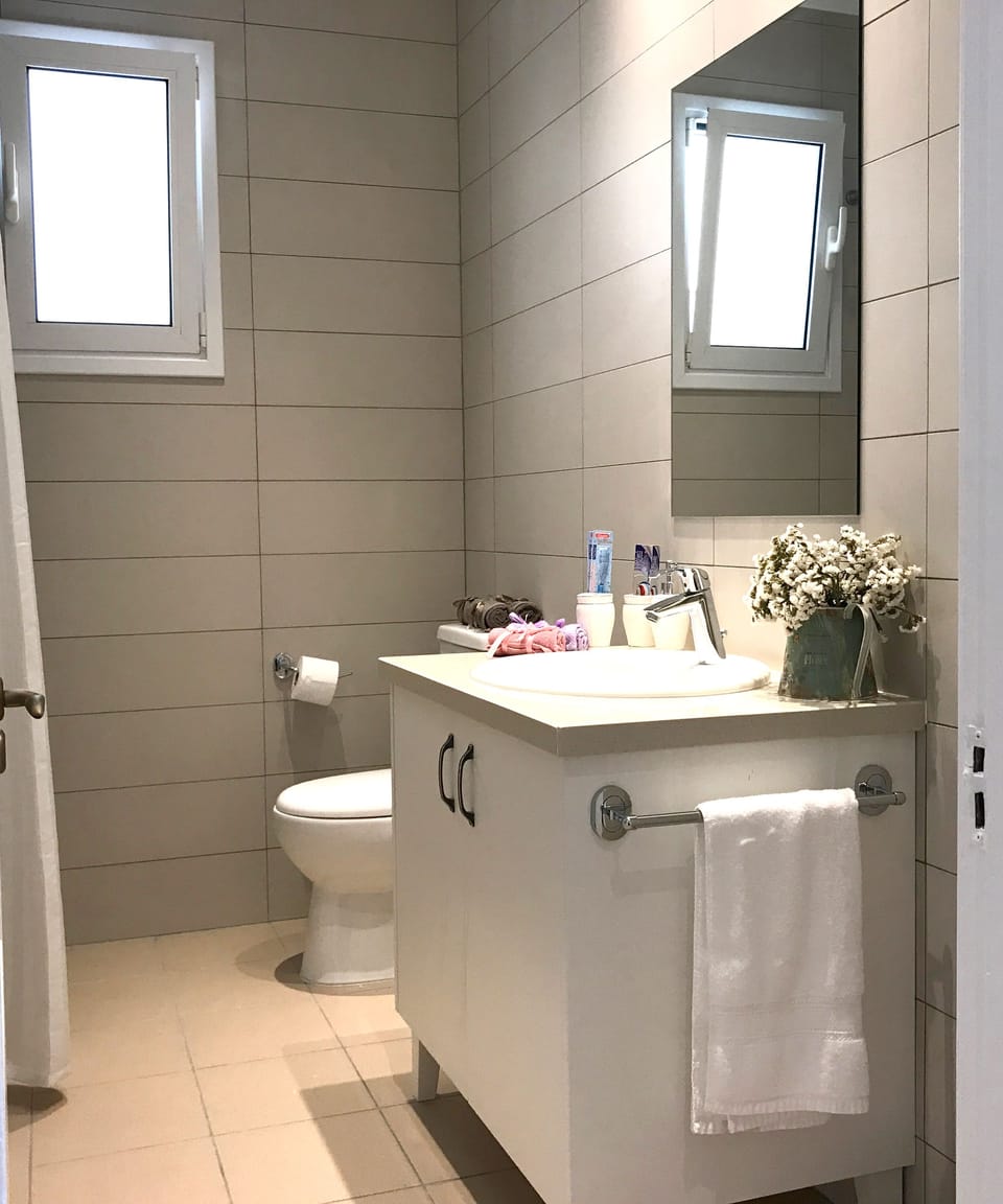 Luxury Townhome, Garden View (Olive) | Bathroom | Shower, free toiletries, hair dryer, towels