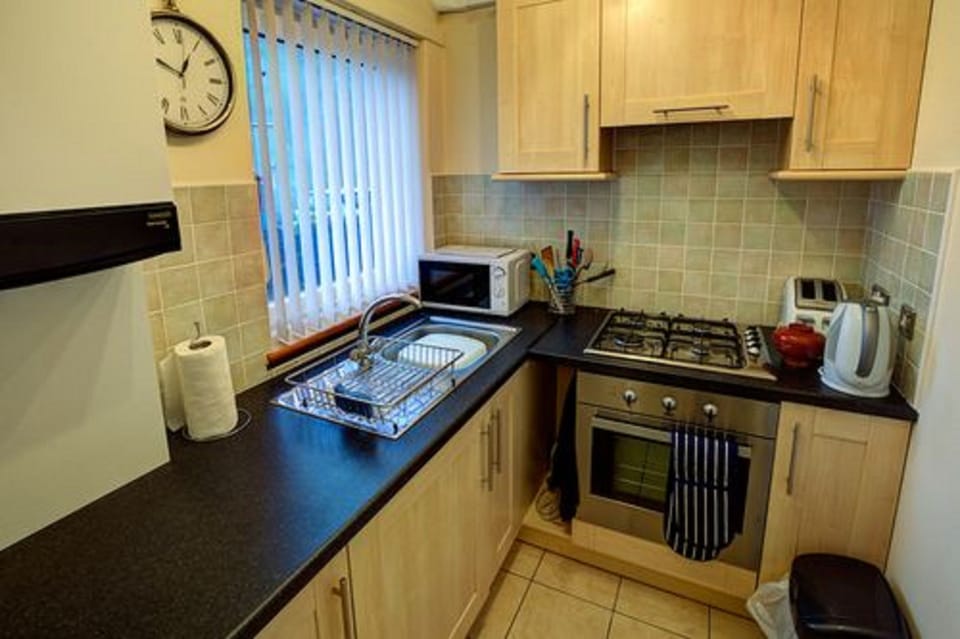 Apartment, 1 Bedroom | Private kitchen | Fridge, microwave, oven, stovetop