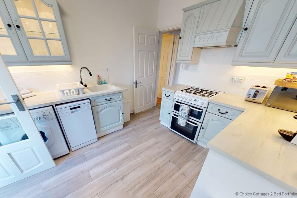 Cottage | Private kitchen | Fridge, microwave, oven, stovetop