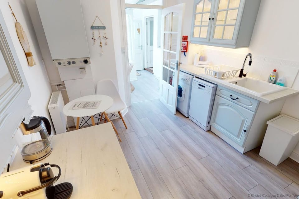 Cottage | Private kitchen | Fridge, microwave, oven, stovetop