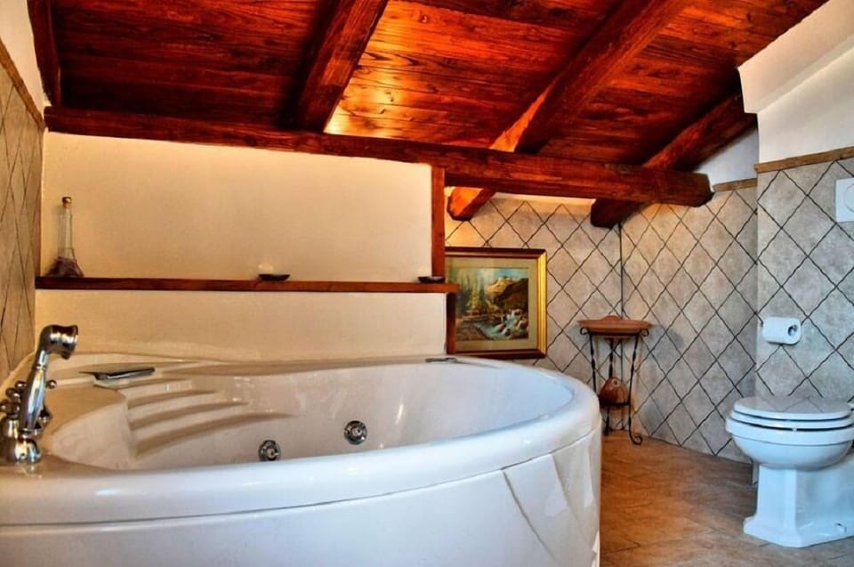 Comfort Apartment, 2 Bedrooms, Mountain View | Bathroom | Hair dryer, bathrobes, bidet, towels