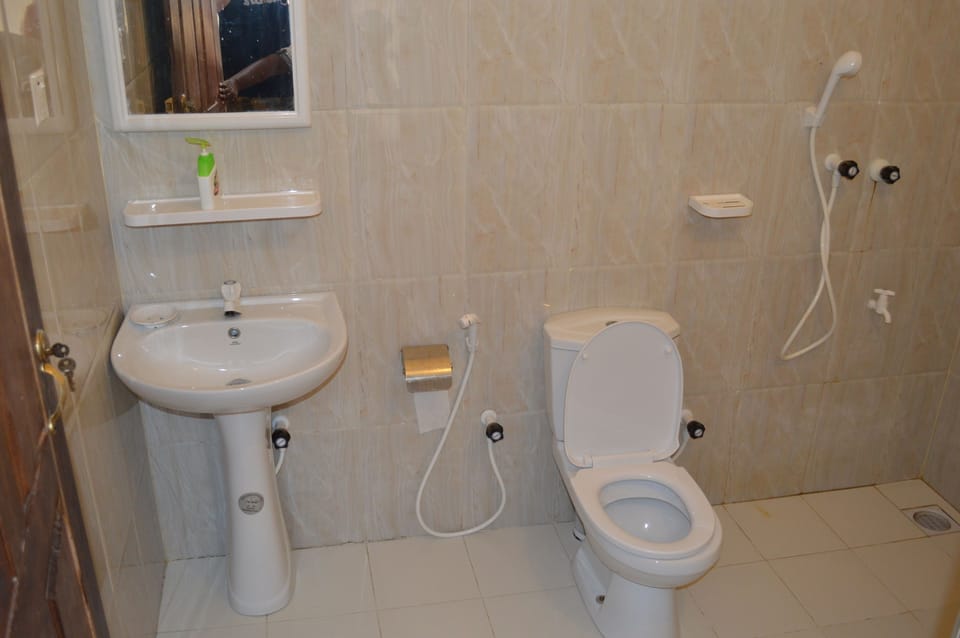 Shower, hydromassage showerhead, free toiletries, slippers