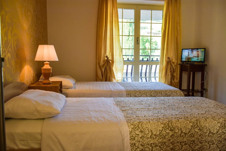 Blackout drapes, rollaway beds, free WiFi, bed sheets