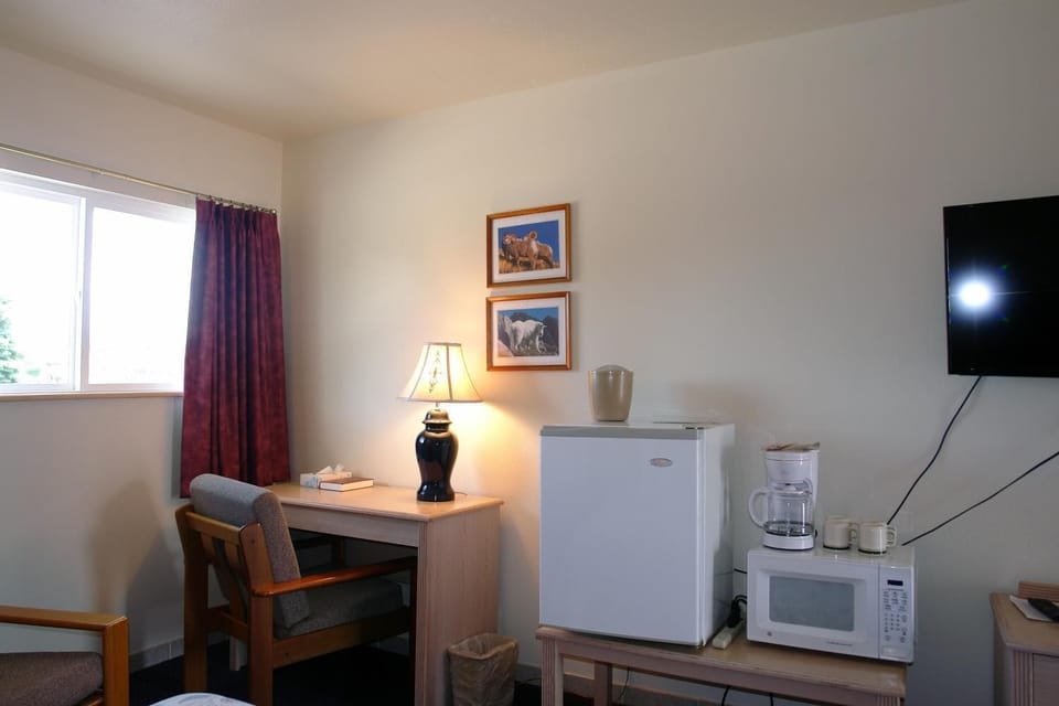 Full-size fridge, microwave, coffee/tea maker