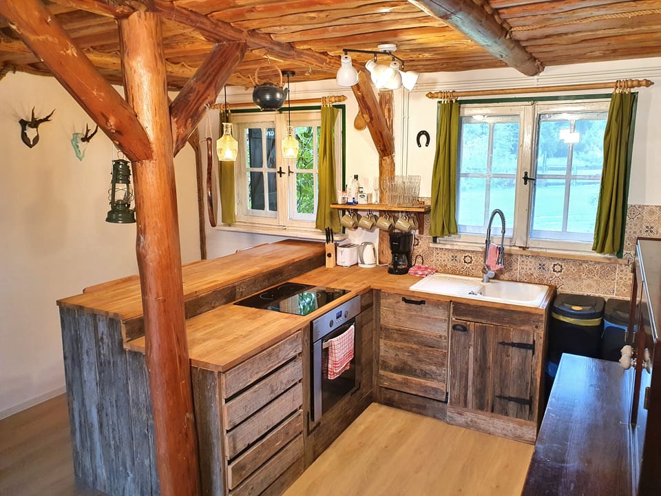 Traditional Cottage, Multiple Beds | Private kitchen | Fridge, stovetop, dishwasher, coffee/tea maker