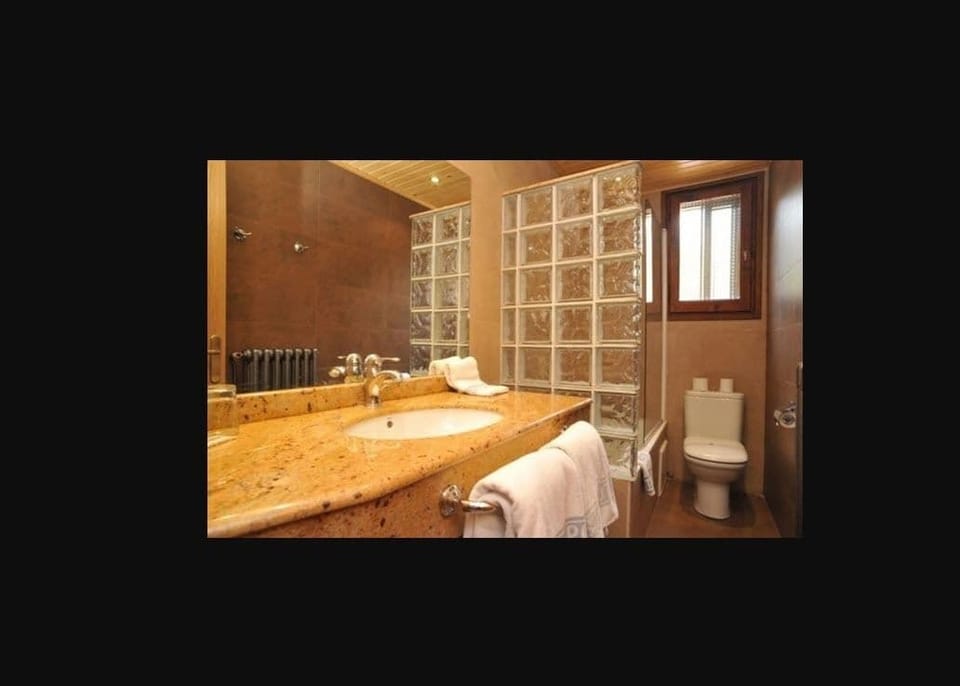 Deep soaking tub, free toiletries, hair dryer, towels