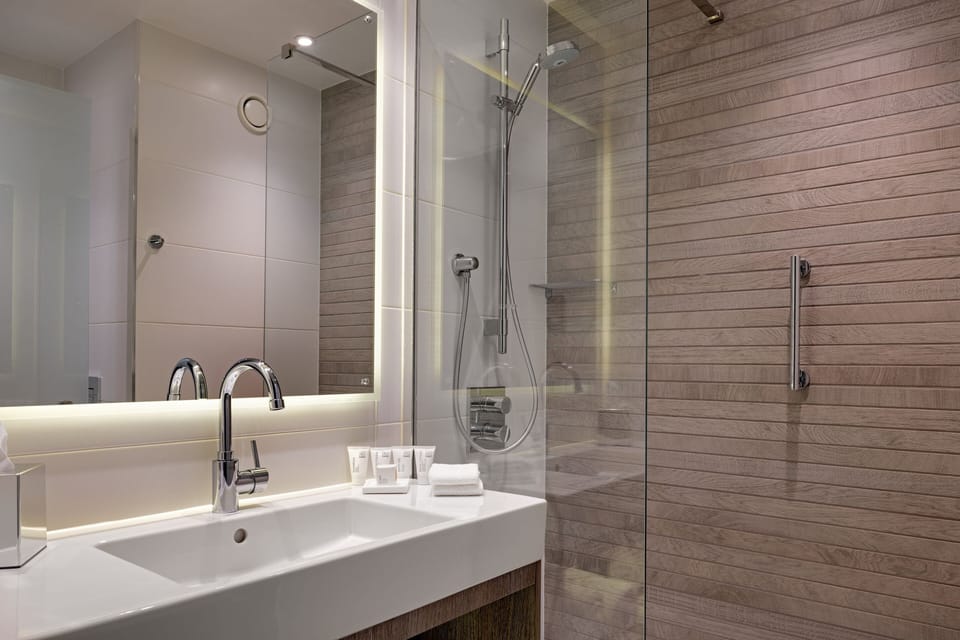 Shower, rainfall showerhead, free toiletries, hair dryer