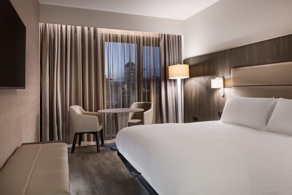 Standard Room, 1 Queen Bed | Pillowtop beds, in-room safe, desk, laptop workspace