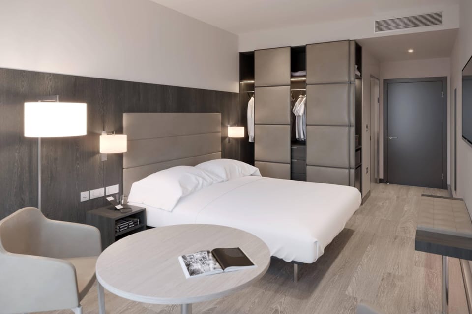 Superior Room, 1 King Bed | Pillowtop beds, in-room safe, desk, laptop workspace