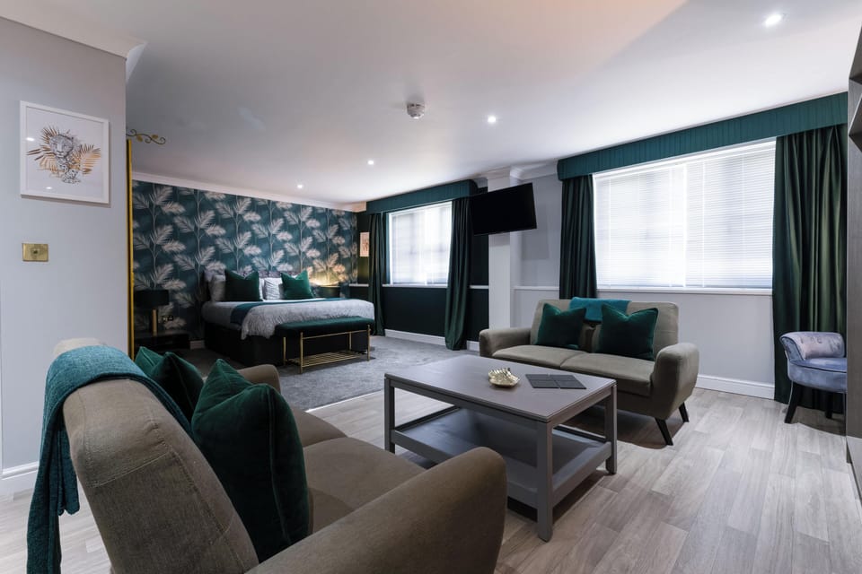 Deluxe Suite | Hypo-allergenic bedding, desk, laptop workspace, iron/ironing board