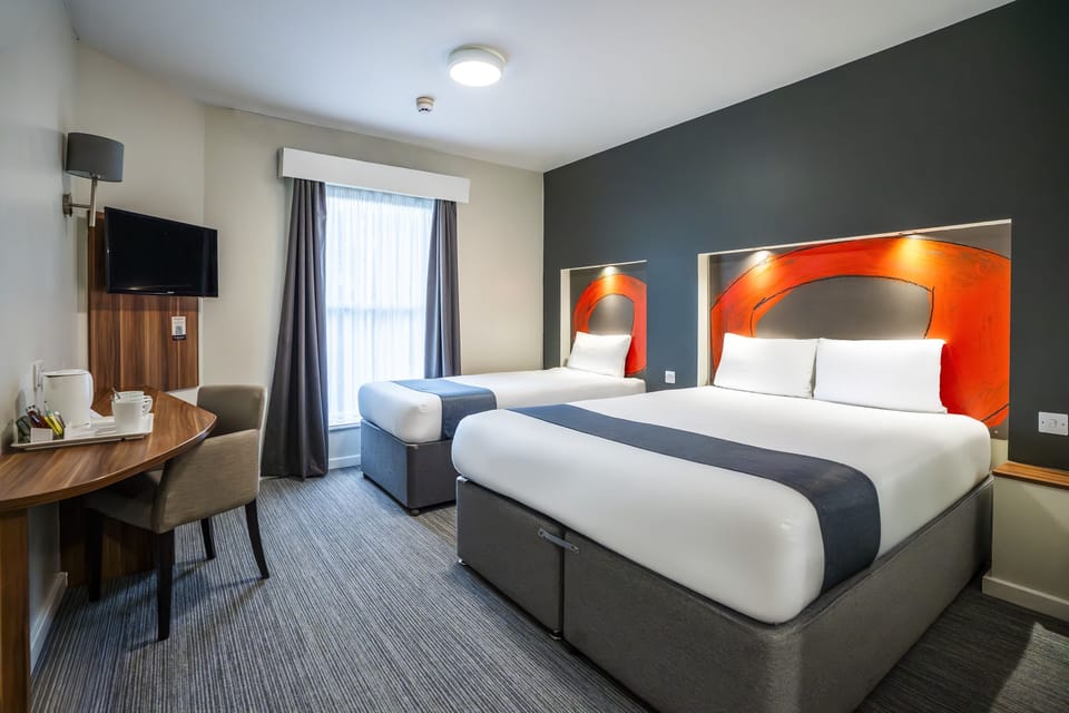 Family Room, 1 Double Bed with Sofa bed | Desk, free WiFi, bed sheets