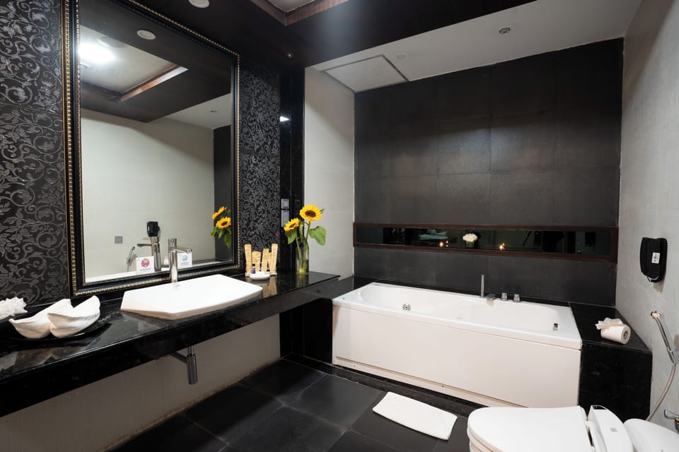 Deluxe Suite | Bathroom | Shower, hydromassage showerhead, designer toiletries