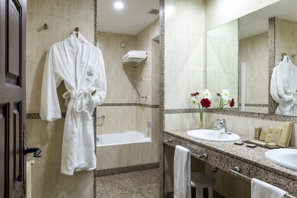 Junior Suite | Bathroom | Bathtub, eco-friendly toiletries, hair dryer, towels