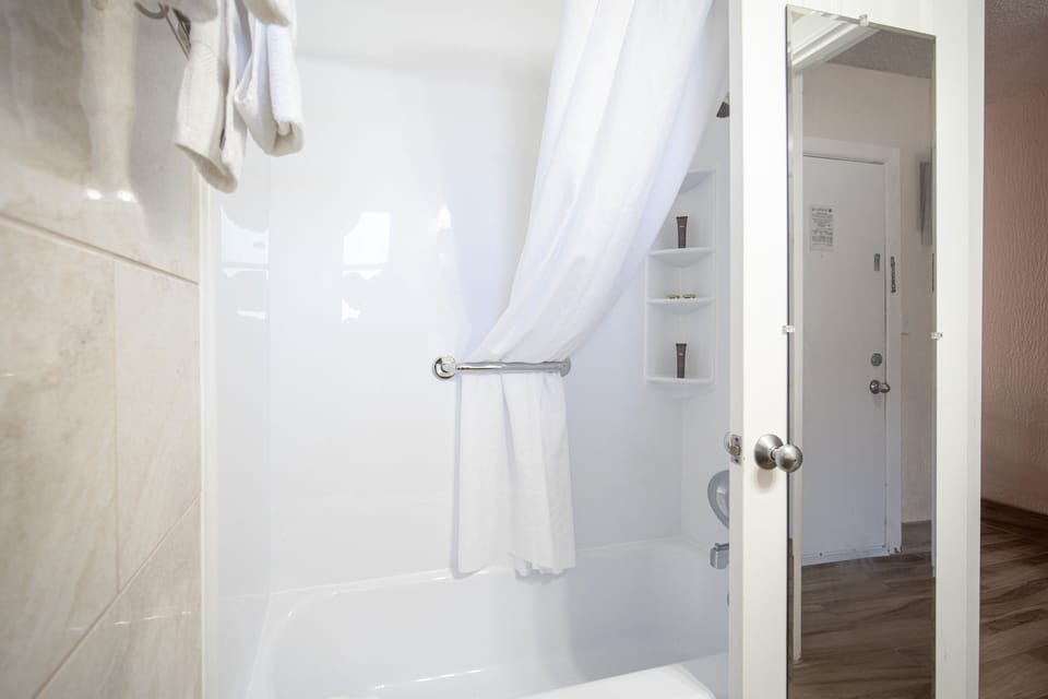 Island Sun Inn & Suites - Historic Venice & Beach Getaway Motel in Venice