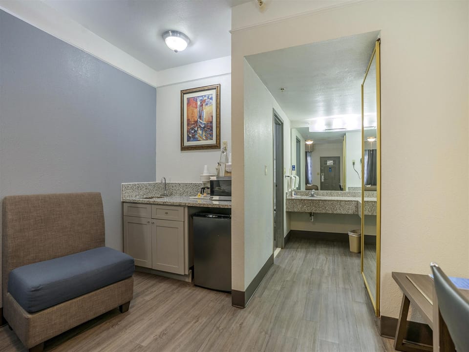 Room, 1 King Bed, Non Smoking (First Floor) | Premium bedding, blackout drapes, iron/ironing board, free WiFi