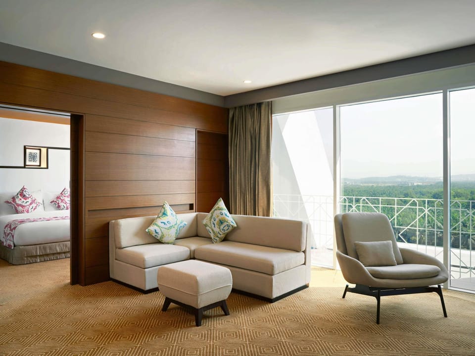 Executive Suite, 1 King Bed | Hypo-allergenic bedding available, minibar, in-room safe, desk