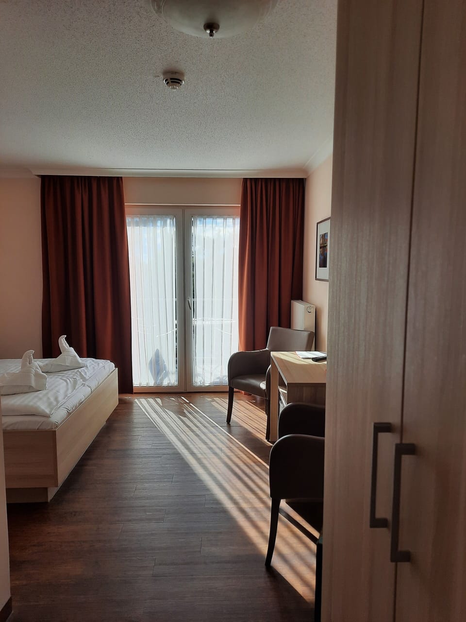 Basic Double Room | Minibar, in-room safe, desk, blackout drapes