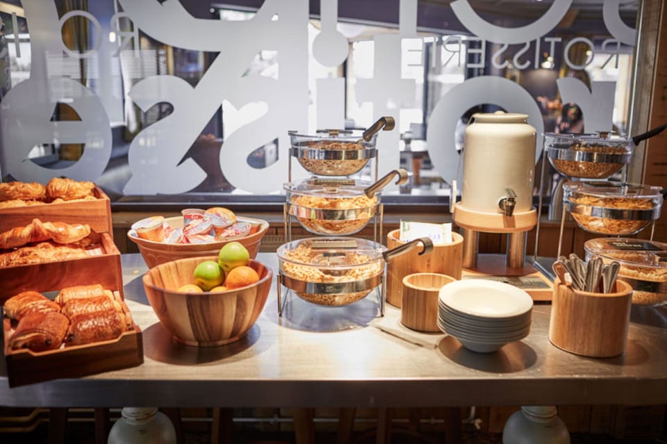 Daily full breakfast (GBP 8.25 per person)