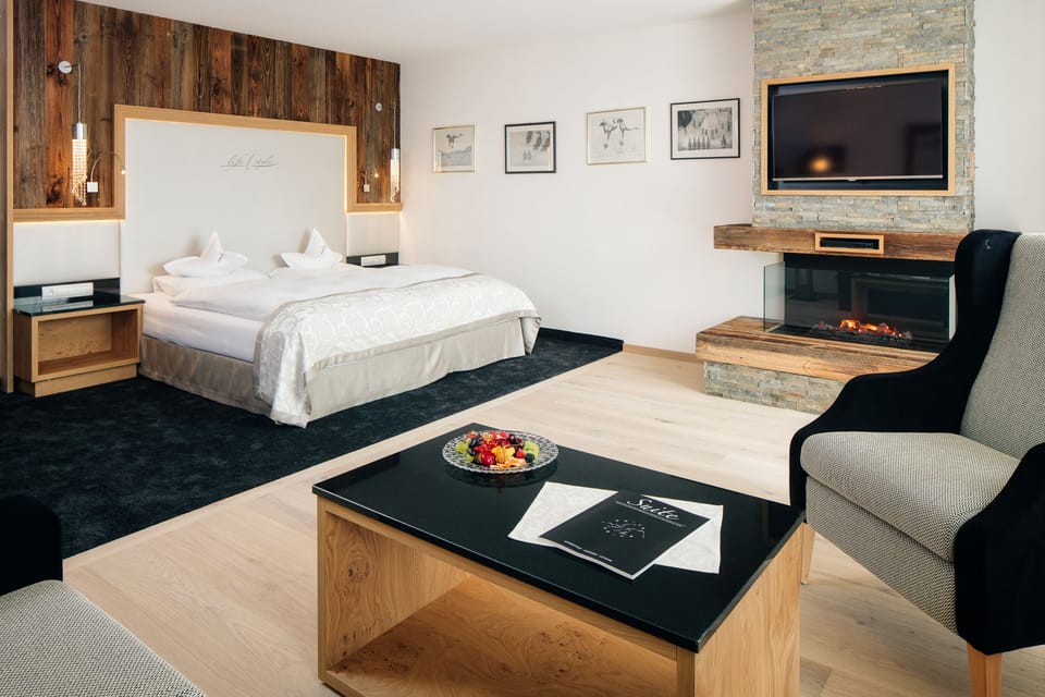 Deluxe Suite | Minibar, in-room safe, cribs (free), rollaway beds (surcharge)
