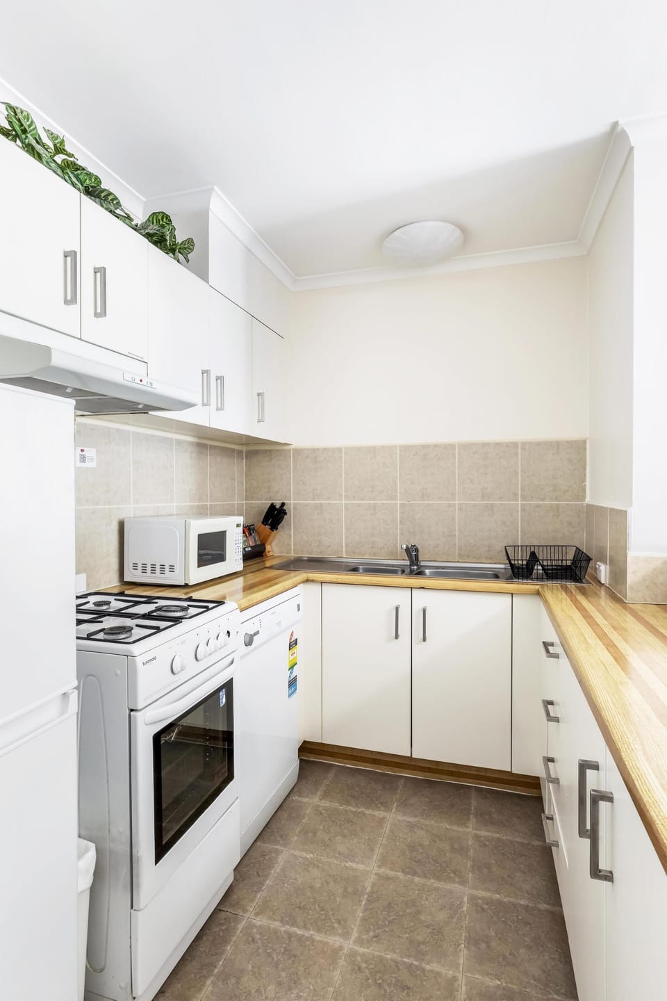 Standard Apartment | Private kitchen | Fridge, microwave, oven, stovetop