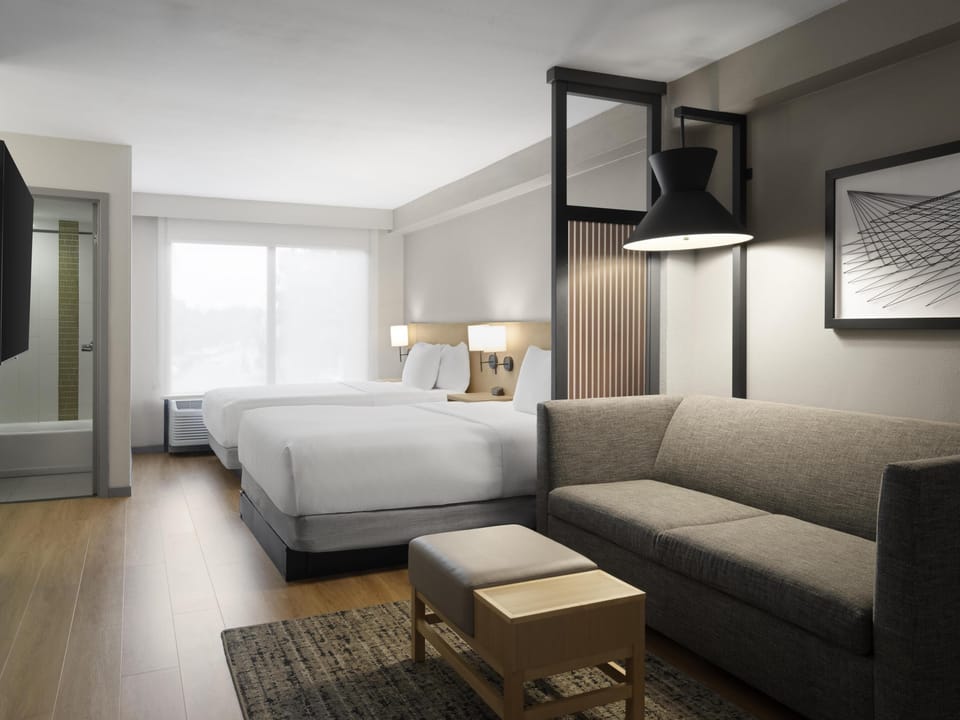 Hypo-allergenic bedding, in-room safe, desk, blackout drapes