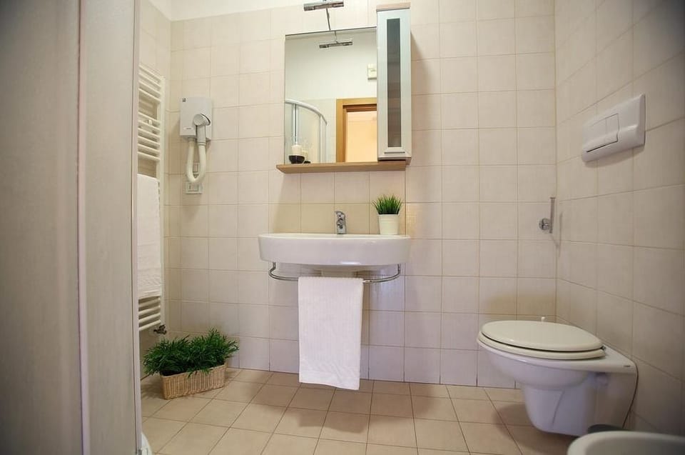 Shower, rainfall showerhead, free toiletries, hair dryer