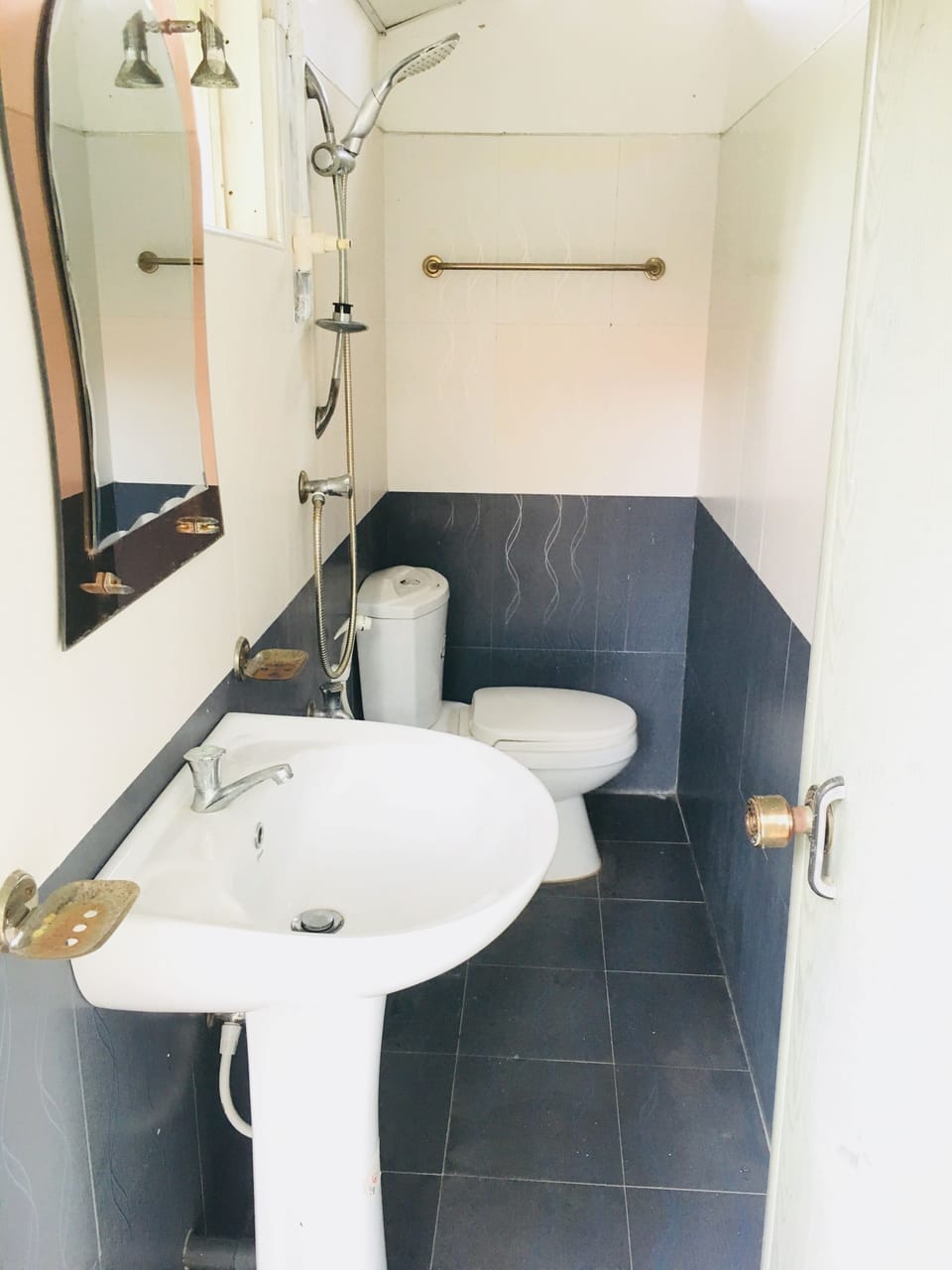 Deluxe Triple Room, Multiple Beds, Smoking, Garden View | Bathroom | Shower, rainfall showerhead, free toiletries, bathrobes