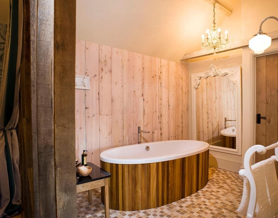 Superior Room | Bathroom | Combined shower/tub, free toiletries, hair dryer, towels
